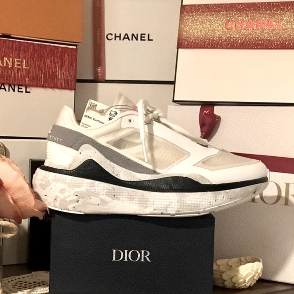 - 🩵- Adidas By Stella Mccartney Women's Earthlight Mesh size 7 1/2